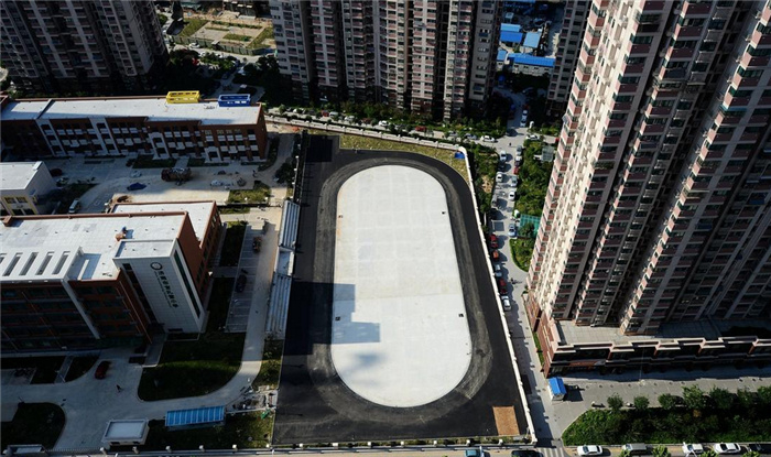 官扎营幼学的田径场