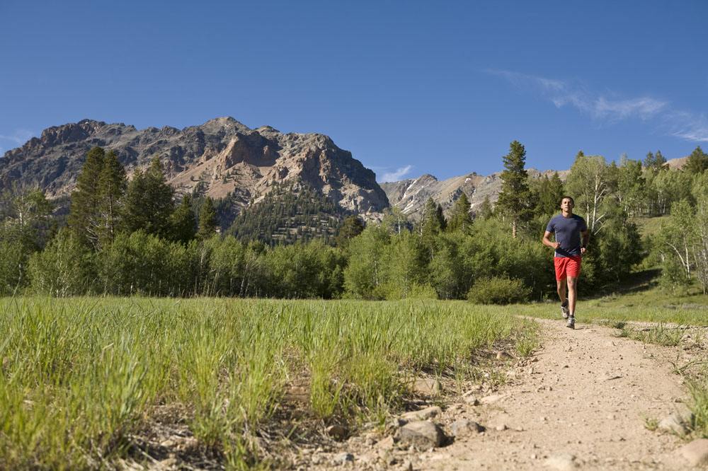 郊表土径跑步图片