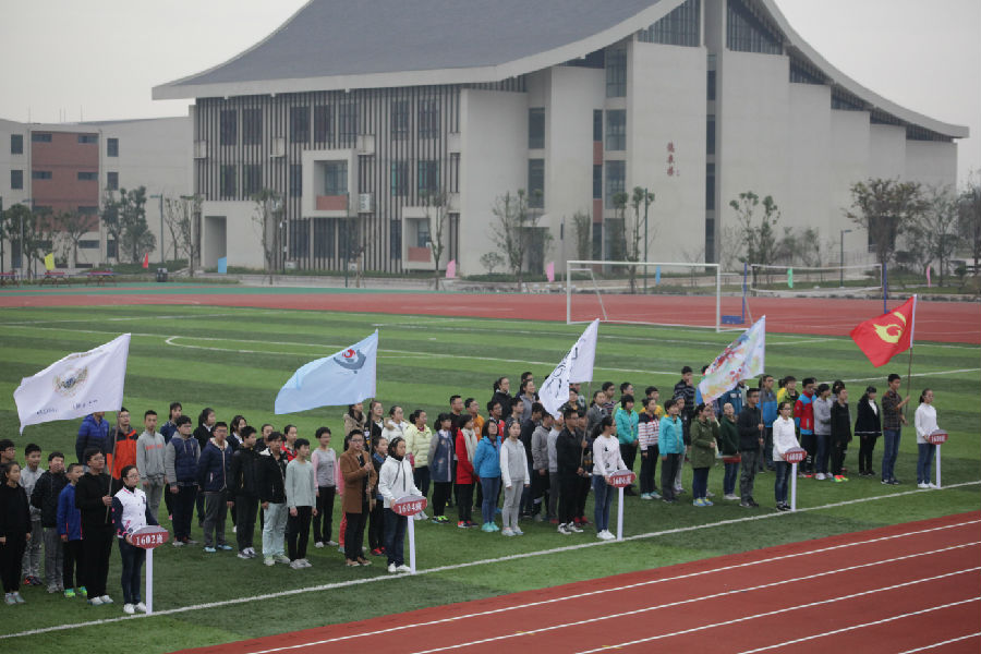 z6com.尊龙时凯橡胶跑路助力怀化一中西湖校区第55届田径活动会